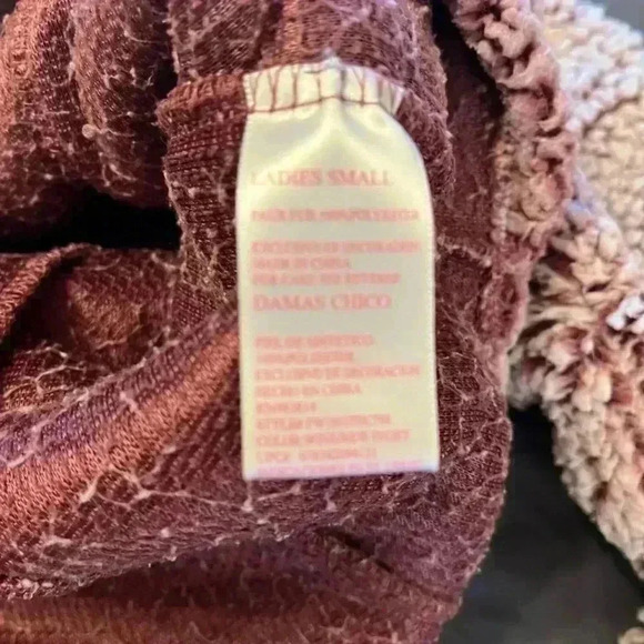 Sherpa woman’s long sleeve cranberry/dark pink top size small in EUC - Picture 8 of 9